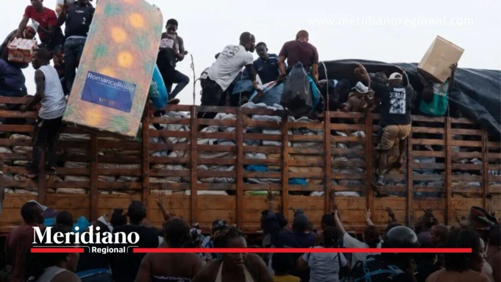 Saqueo Buenaventura: personas retiran ayudas de un tractocamión durante una jornada de distribución.