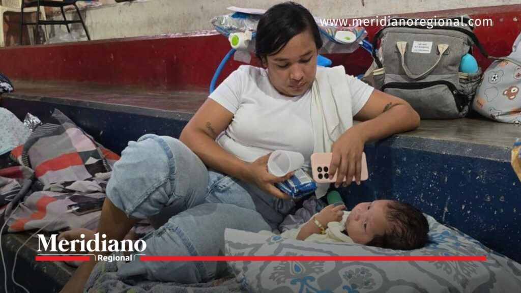 Madre y bebé damnificados permanecen en refugio temporal tras el terremoto de magnitud 7,4 en Chocó.