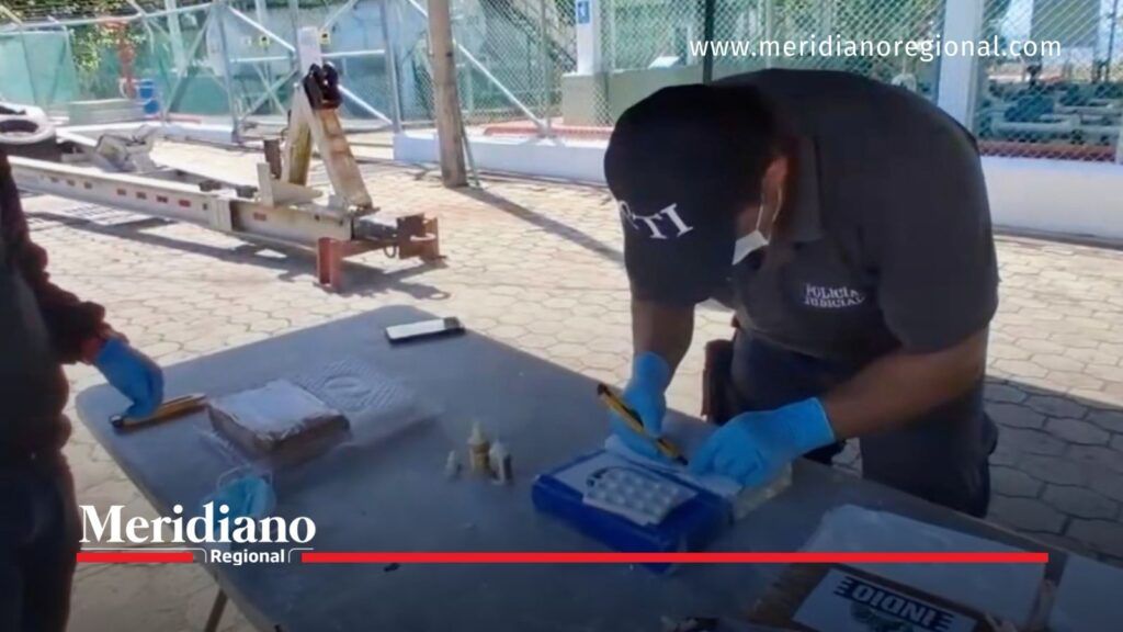 CTI inspecciona paquetes de cocaína en el Pacífico recuperados en Tumaco.