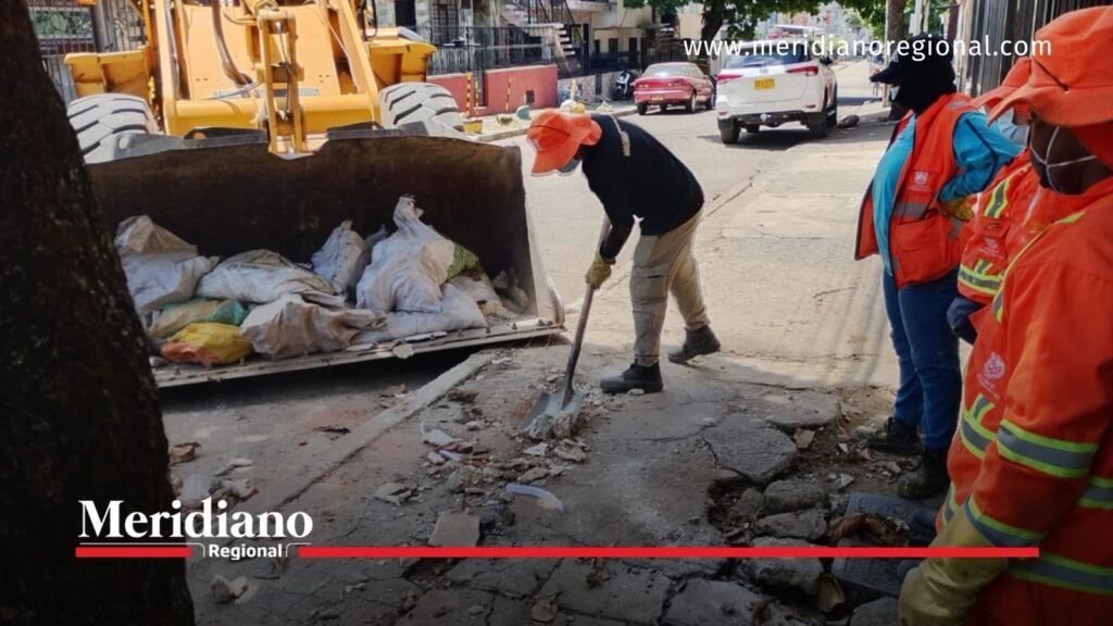Cali avanza en la limpieza tras el terremoto - Meridiano Regional Retiro de escombros durante la recuperación de Cali tras el terremoto.