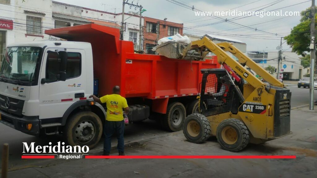 Maquinaria apoya la limpieza de calles en Cali - Meridiano Regional Maquinaria retira escombros durante la recuperación de Cali tras el terremoto.