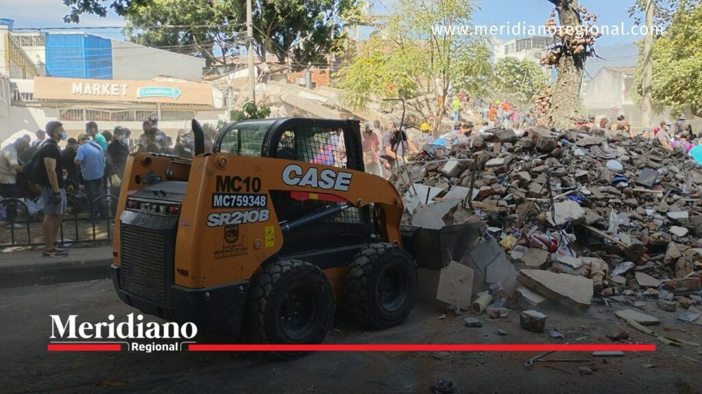Remoción de escombros tras el terremoto en Cali - Meridiano Regional Maquinaria retira escombros durante las labores de reconstrucción de Cali tras el terremoto.
