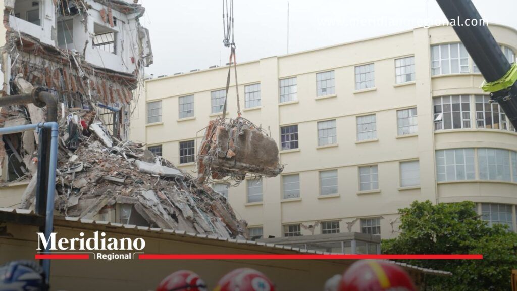 Retiro de estructuras afectadas por el terremoto en Cali - Meridiano Regional Retiro de estructura afectada durante las labores de reconstrucción de Cali tras el terremoto.