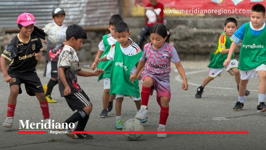 Formación deportiva infantil en Popayán - Meridiano Regional Formación deportiva en Popayán con niños durante actividad de fútbol.
