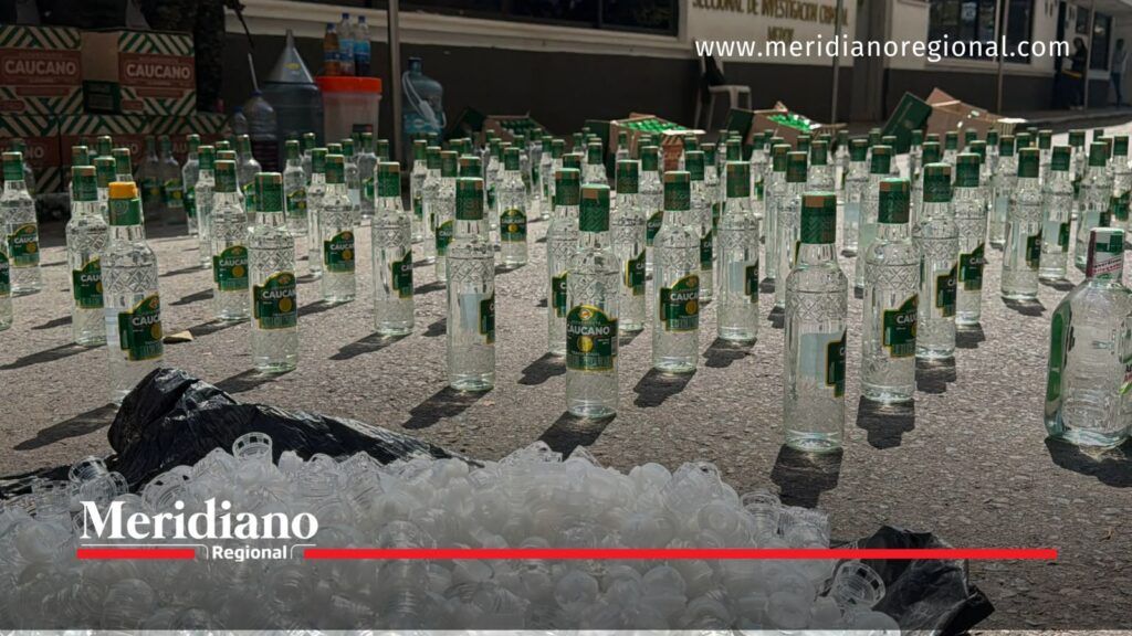 Botellas de licor adulterado y elementos de envasado incautados en Popayán.