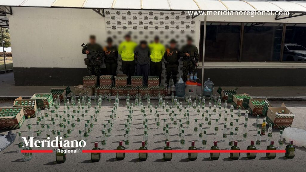 Botellas de licor adulterado incautadas durante allanamiento en Popayán.