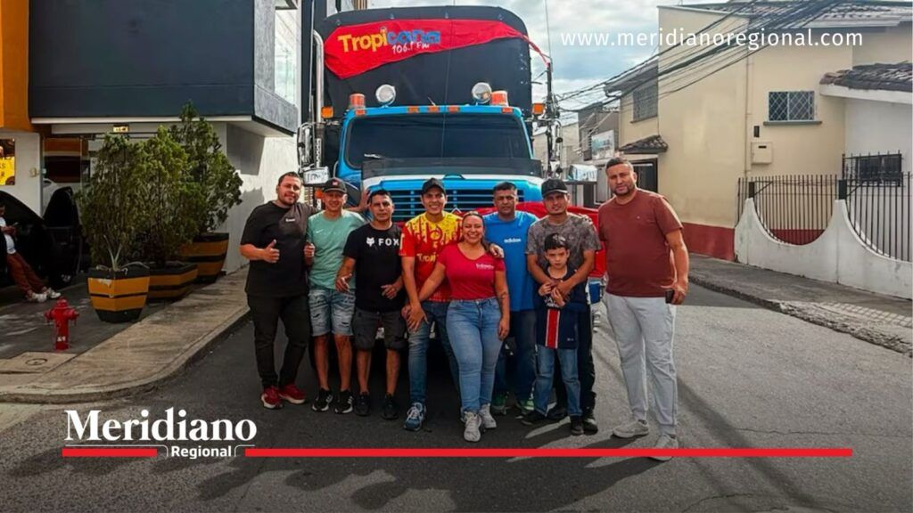 Tropicana y participantes de la campaña de ayudas para damnificados del terremoto.