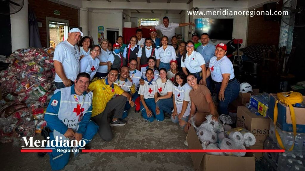 Cruz Roja y participantes junto a ayudas recolectadas tras el terremoto.