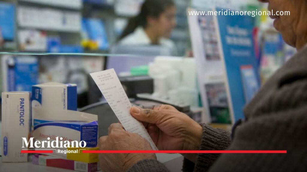 Usuario compra medicamentos en una farmacia - Meridiano Regional Usuario compra medicamentos en una farmacia ante dificultades de acceso a tratamientos.