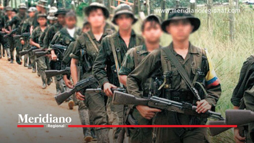 Grupo armado en zona rural de Colombia - Meridiano Regional Integrantes de grupo armado en zona rural de Colombia durante cobertura sobre reclutamiento de menores.