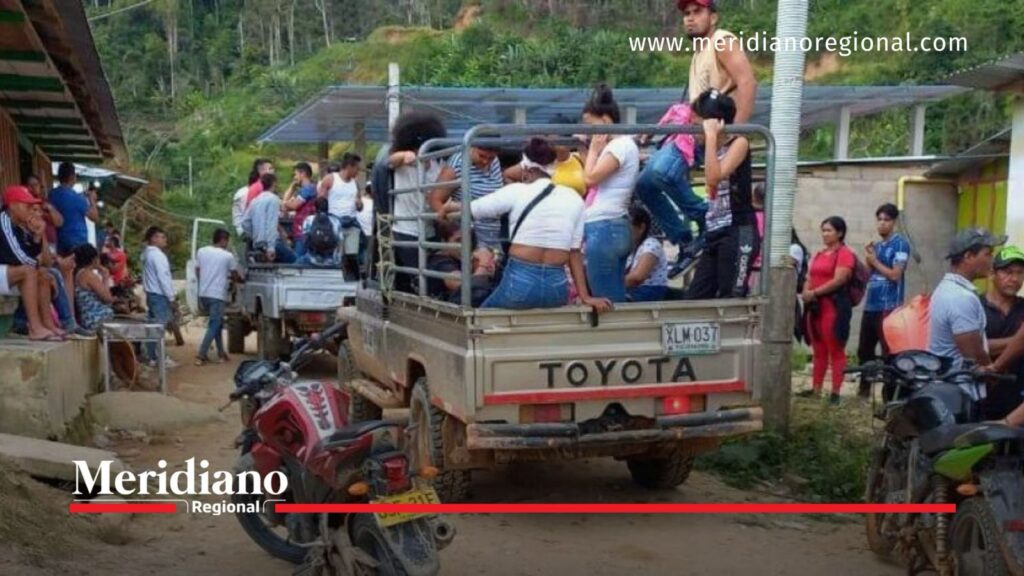 Comunidades rurales en zonas afectadas por el conflicto - Meridiano Regional Habitantes de una comunidad rural se movilizan en vehículos en zona afectada por el conflicto armado.