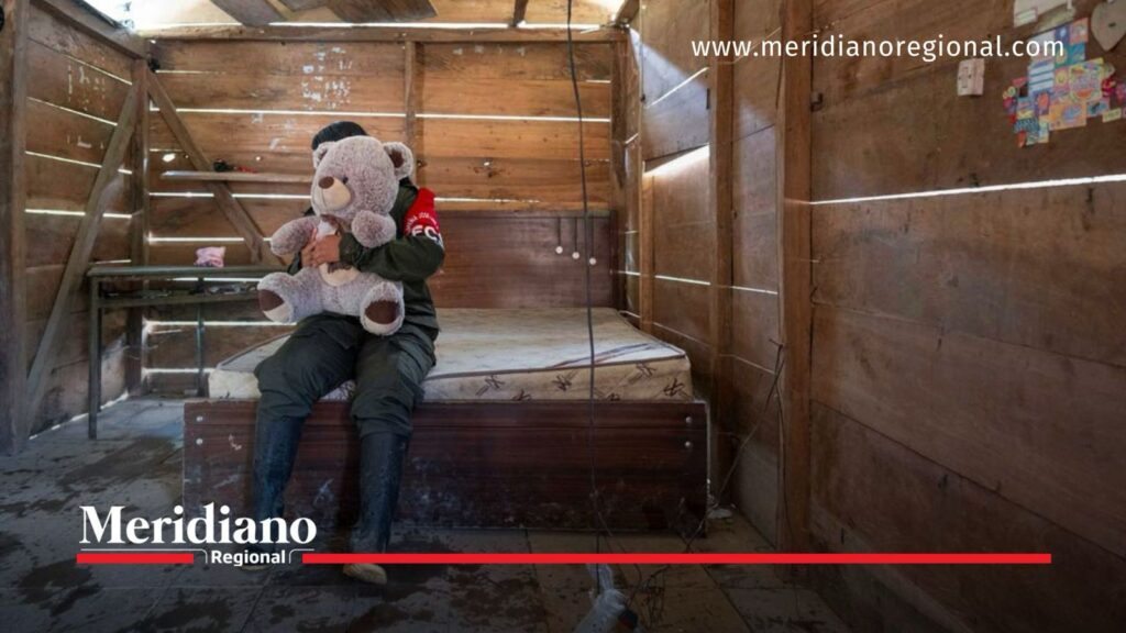 Niñez afectada por el reclutamiento armado - Meridiano Regional Persona con oso de peluche en vivienda de madera durante cobertura sobre reclutamiento infantil.