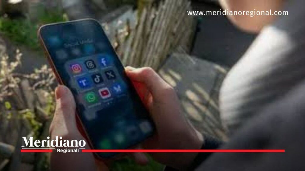 Redes sociales y riesgo de reclutamiento de menores - Meridiano Regional Joven observa redes sociales en un celular durante cobertura sobre reclutamiento de menores.