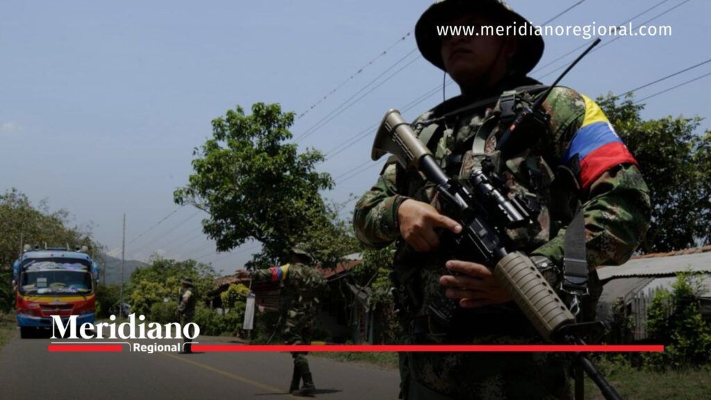 Disidencias de las Farc en zona rural de Colombia - Meridiano Regional Integrante armado de las disidencias de las Farc en una vía rural de Colombia.