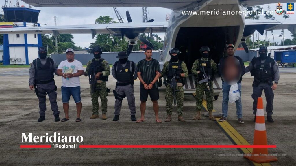 Capturados para extradición junto a autoridades frente a una aeronave tras operativo en Cali y Tumaco.