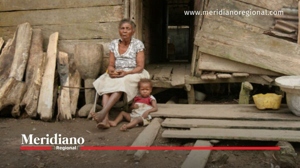 Mujer y niño frente a una vivienda rural, en contexto de las brechas sociales analizadas por la Defensoría del Pueblo.