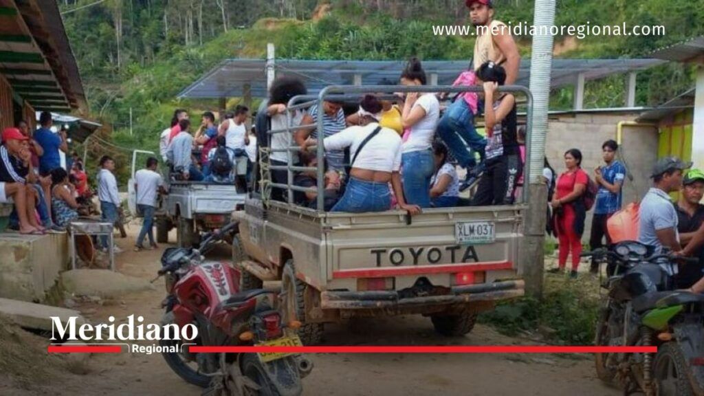 Personas se movilizan en una zona rural; la Defensoría del Pueblo advierte sobre desplazamiento forzado en Colombia.