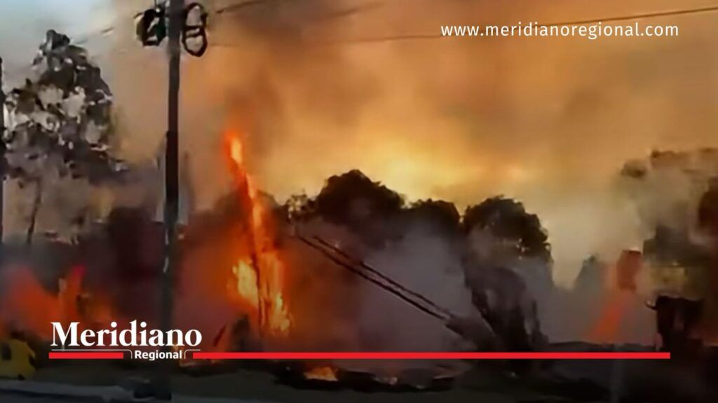 Incendio en Popayán durante la tarde del lunes 24 de agosto, con llamas y humo cerca del puente sobre el río Cauca.