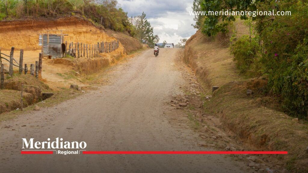 Vía rural rehabilitada en Cajibío, Cauca, que mejora la movilidad de comunidades campesinas y el transporte de panela y café.