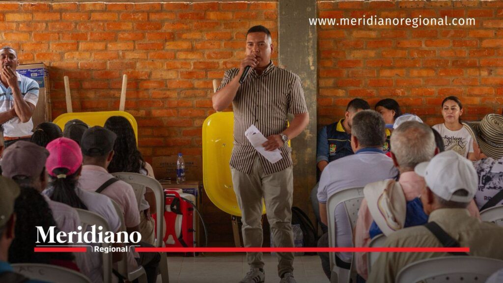 Jhon Edward Certuche, concejal de Cajibío, habla ante la comunidad sobre el mejoramiento de vías rurales en Cajibío.