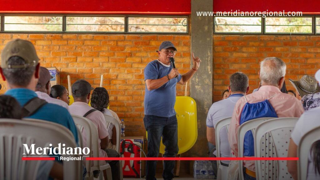 Habitante habla ante la comunidad de Cajibío durante jornada sobre el mejoramiento de vías rurales y movilidad campesina.