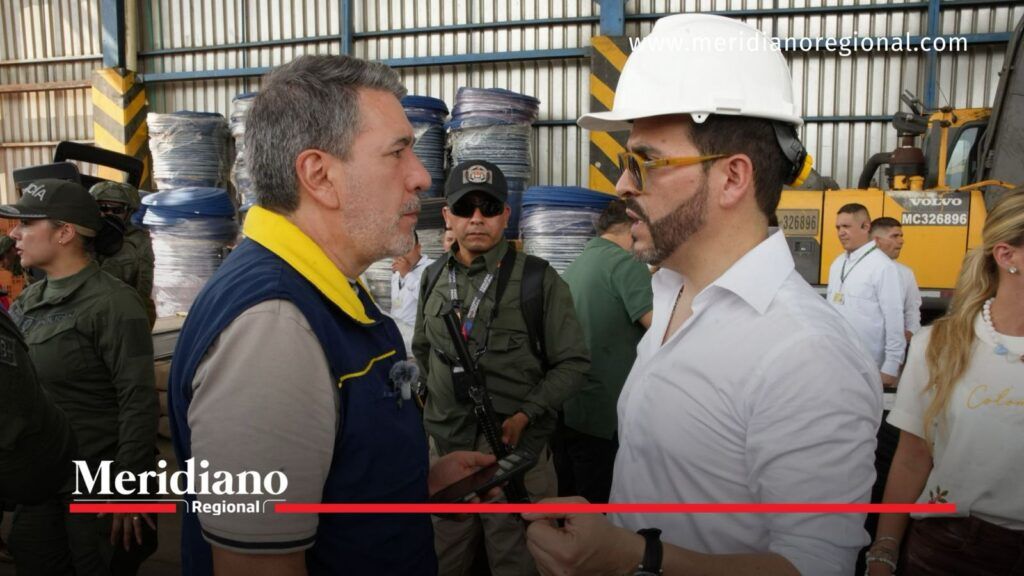 Revisión de materiales para la reconstrucción - Meridiano Regional Abelardo durante recorrido por centro de materiales para la reconstrucción en Chocó.