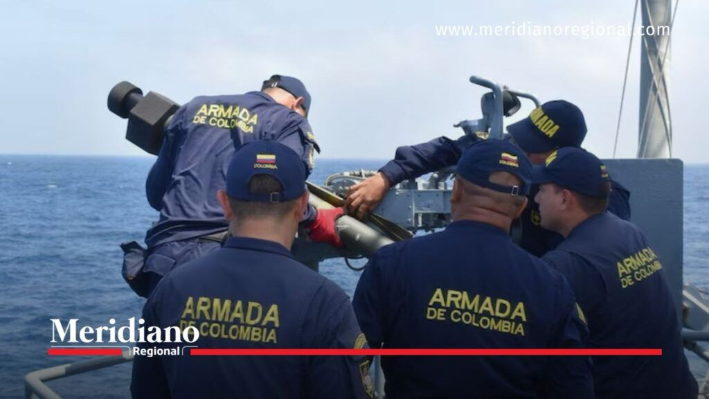 Personal de la Armada de Colombia a bordo de una embarcación durante labores en altamar.