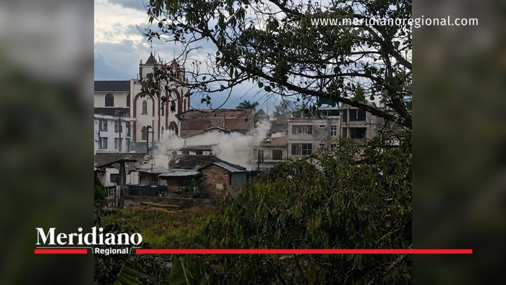 Ataque genera alarma en El Tambo - Meridiano Regional Humo en zona urbana de El Tambo durante ataque registrado el 26 de agosto.