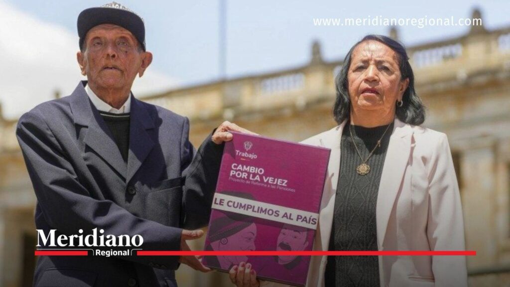 Adultos mayores sostienen material de la reforma pensional Cambio por la Vejez.