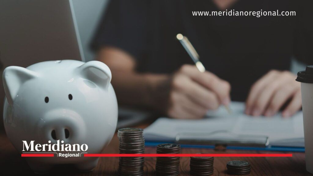 Alcancía y monedas ilustran el ahorro relacionado con la reforma pensional.