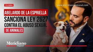 Abelardo de la Espriella junto a un cachorro en imagen sobre la sanción de la Ley 2627 contra el abuso sexual de animales.