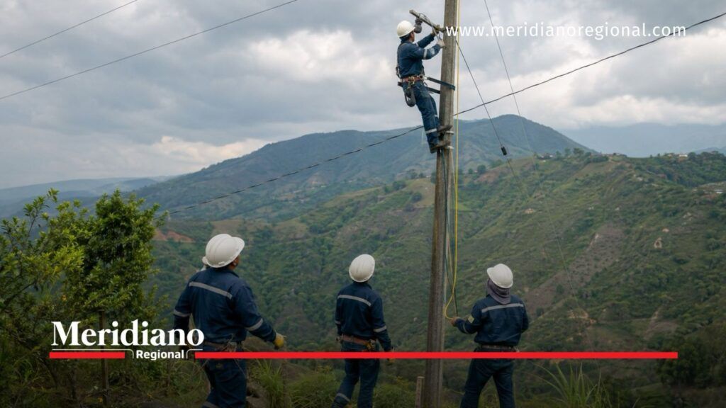 Trabajadores de CEO en labores sobre la red eléctrica en Cauca - Meridiano Regional Trabajadores de la Compañía Energética de Occidente realizan labores en una red eléctrica en zona rural de Cauca.