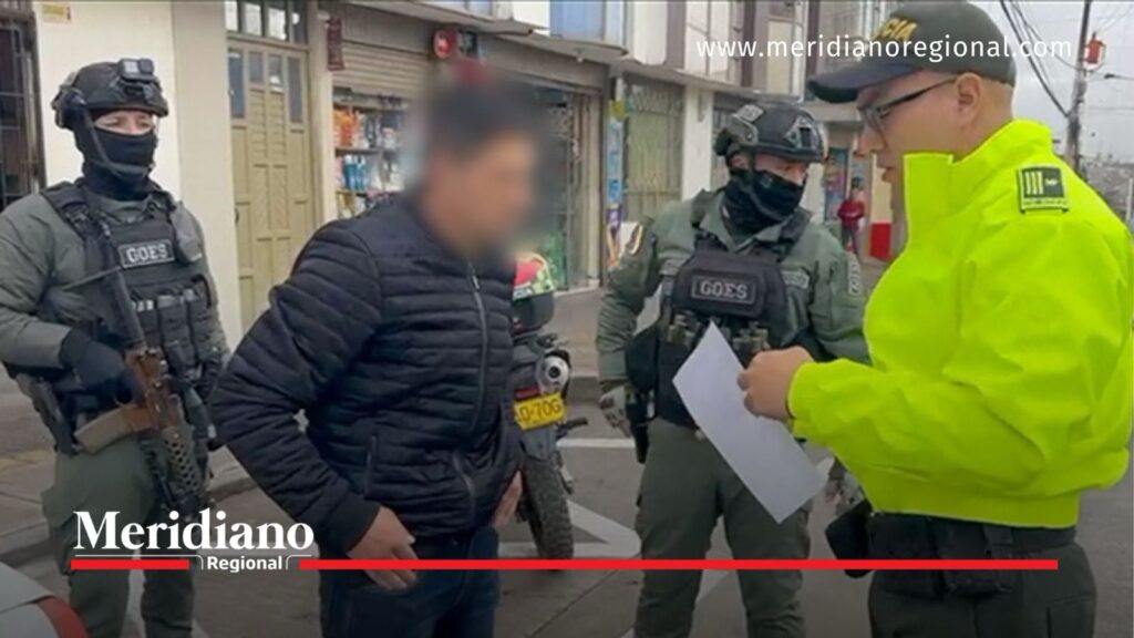 Autoridades colombianas durante operativo de captura - Meridiano Regional Policías colombianos participan en procedimiento contra persona requerida por la justicia.
