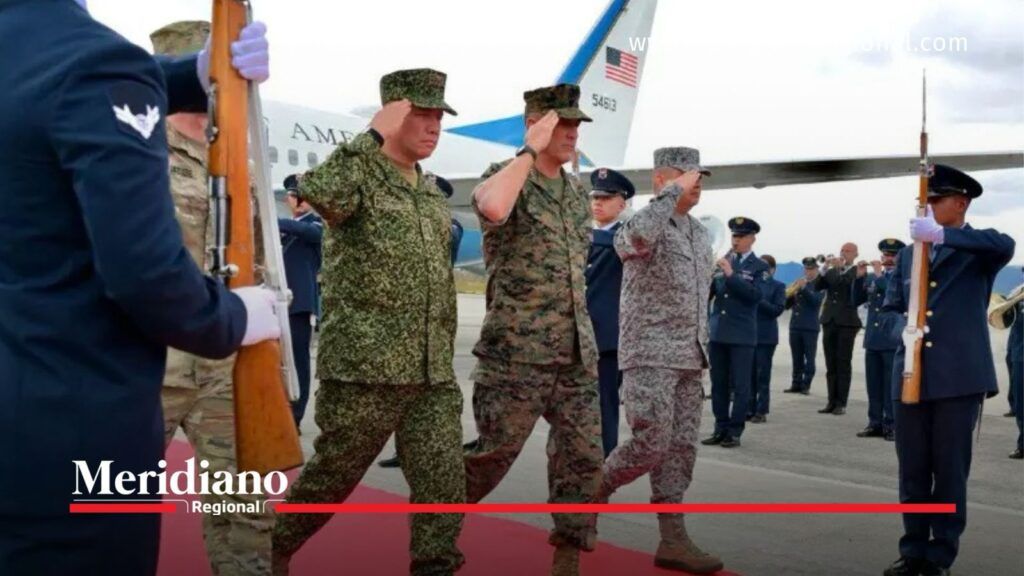 Francis Donovan, comandante del Comando Sur, durante su llegada a Colombia para reunirse con la nueva cúpula militar.