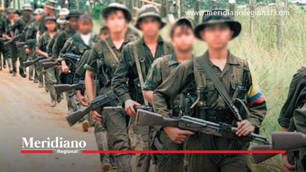 Personas armadas avanzan por una zona rural en una imagen relacionada con el conflicto armado en Colombia.