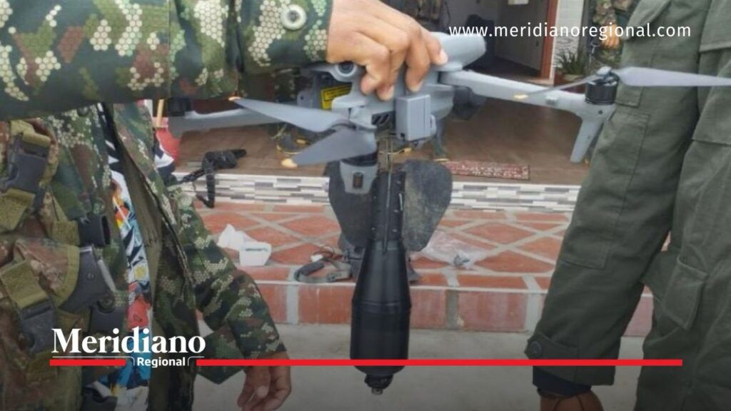 Dron sostenido por una persona con uniforme camuflado en una imagen relacionada con el conflicto armado en Colombia.