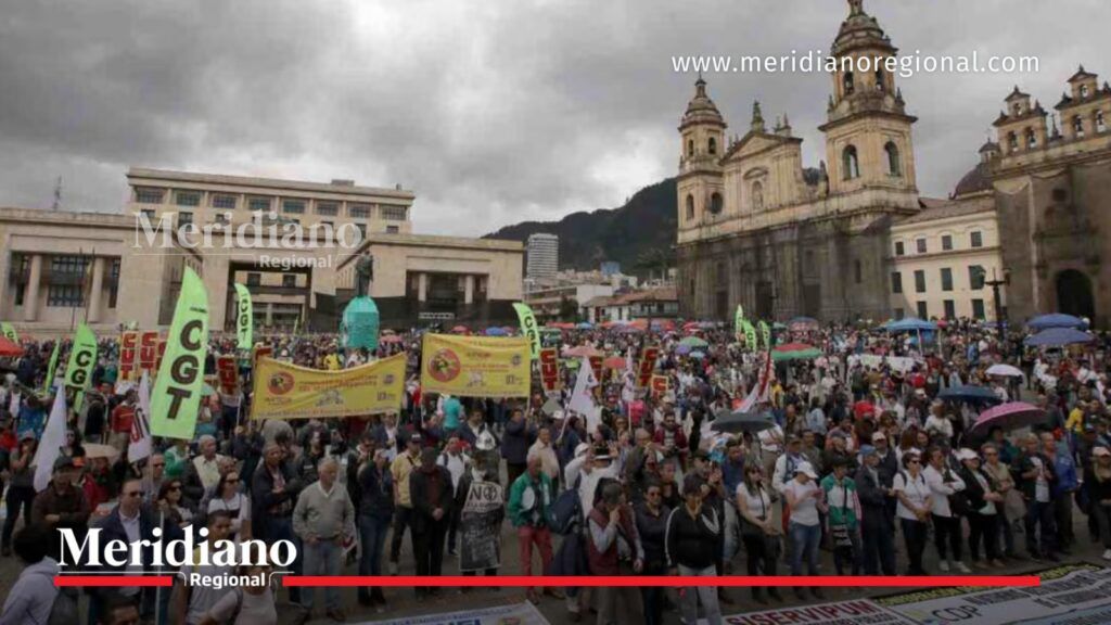 Protestas en Colombia con manifestantes reunidos en la Plaza de Bolívar de Bogotá.