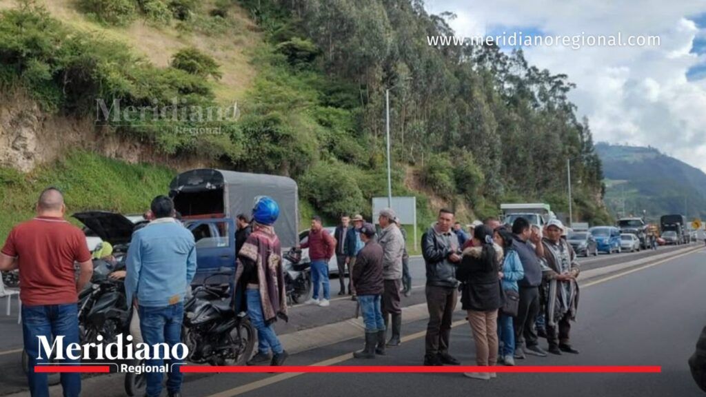 Personas y vehículos detenidos en una vía durante una protesta en Colombia.