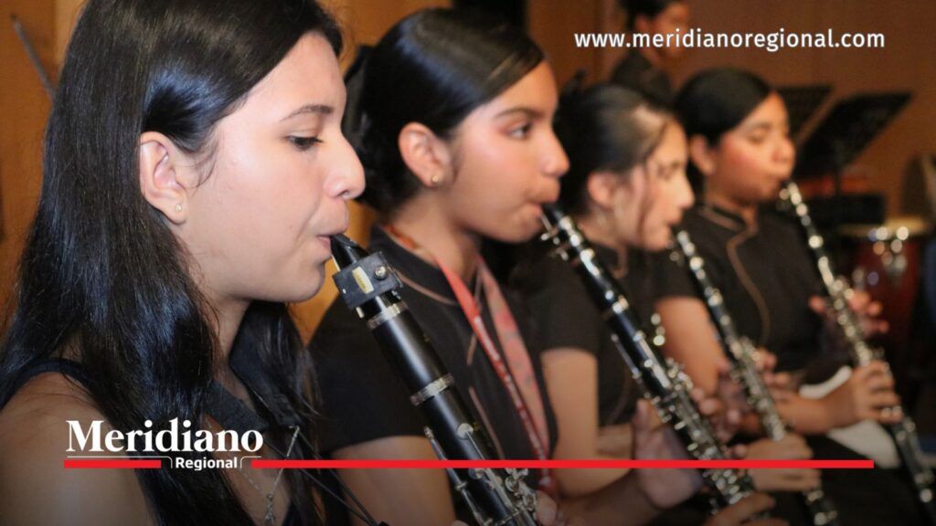 Jóvenes clarinetistas de la Banda Sinfónica de Popayán interpretan sus instrumentos durante una presentación musical.