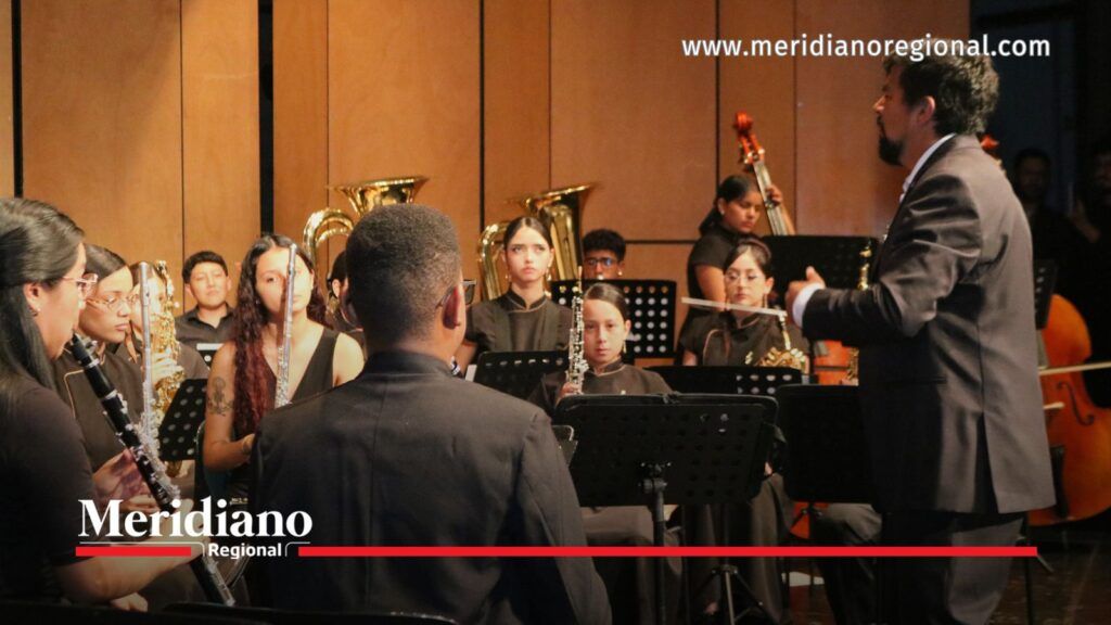 Banda Sinfónica de Popayán durante una presentación con jóvenes músicos en el Teatro Municipal Guillermo Valencia.