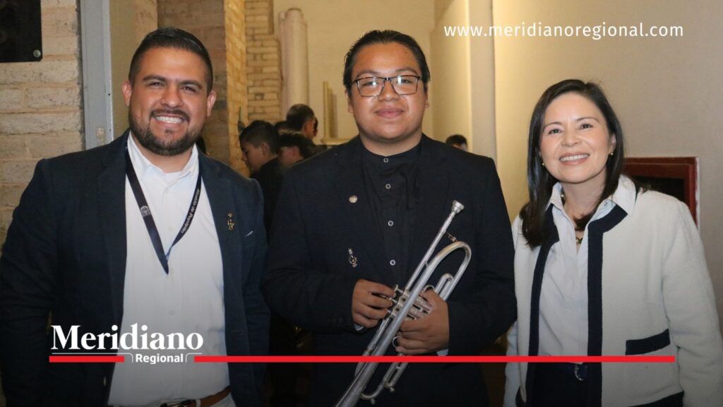Dylan Adrián Burbano Mera sostiene una trompeta tras recibir un reconocimiento por su participación con la Banda Sinfónica de Popayán.