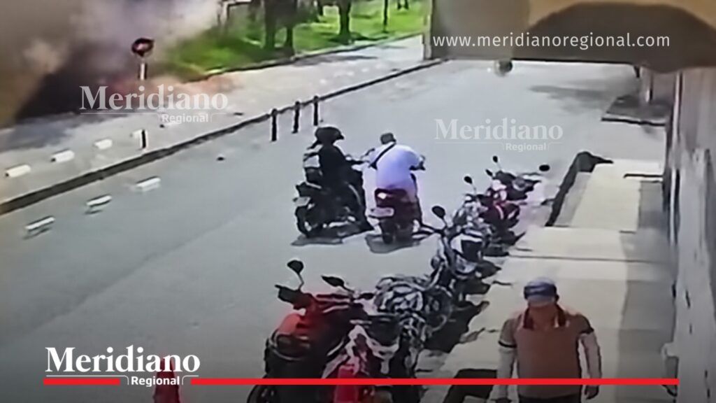 Momento del atentado en Santa Mónica - Meridiano Regional Cámara de seguridad registró atentado contra la Policía en Popayán.
