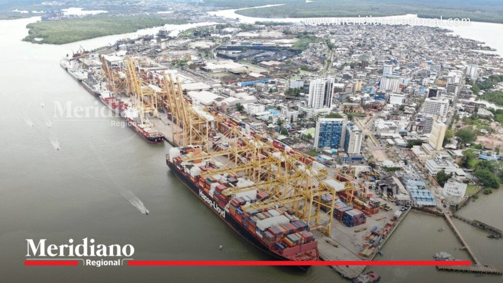 Puerto de Buenaventura con buques, grúas y terminales de carga
