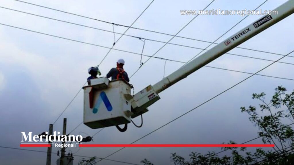 Técnicos trabajan en redes eléctricas durante el restablecimiento de energía en El Tambo Cauca.