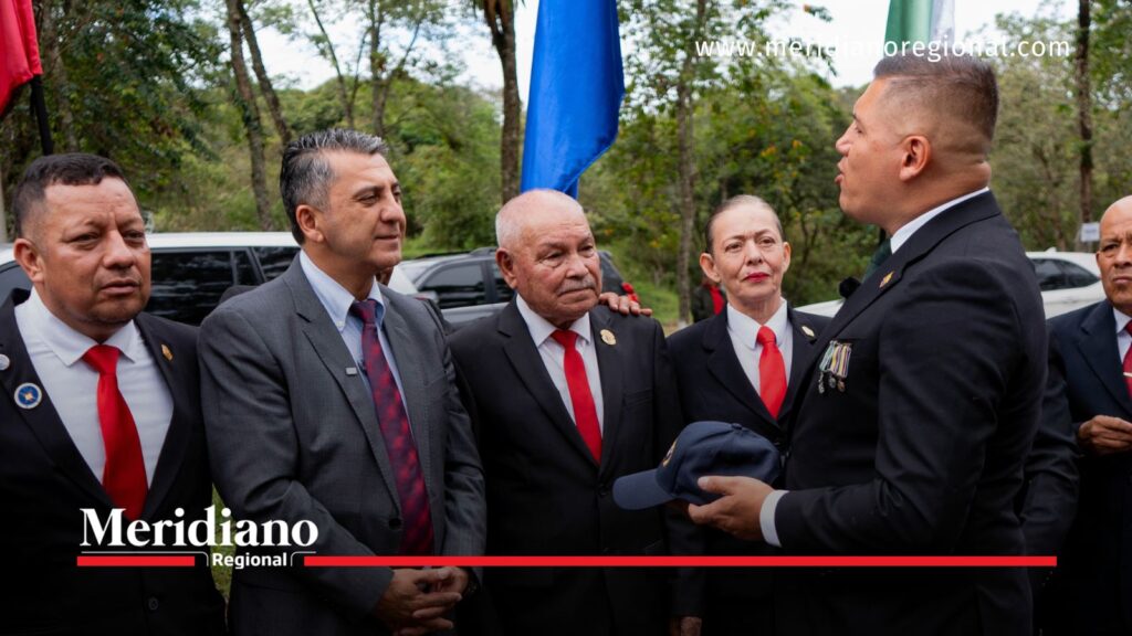 Veteranos de la Fuerza Pública junto a representante de la Alcaldía de Popayán durante jornada de reconocimiento.