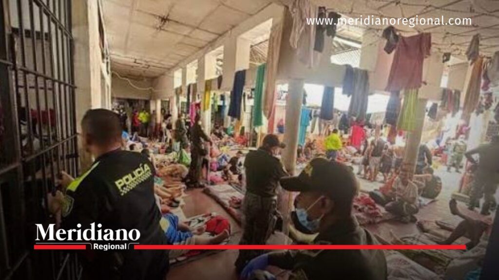 Uniformados inspeccionan las instalaciones de la carceleta Laura Valencia en Popayán durante operativo policial.