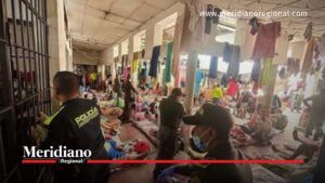 Uniformados inspeccionan las instalaciones de la carceleta Laura Valencia en Popayán durante operativo policial.