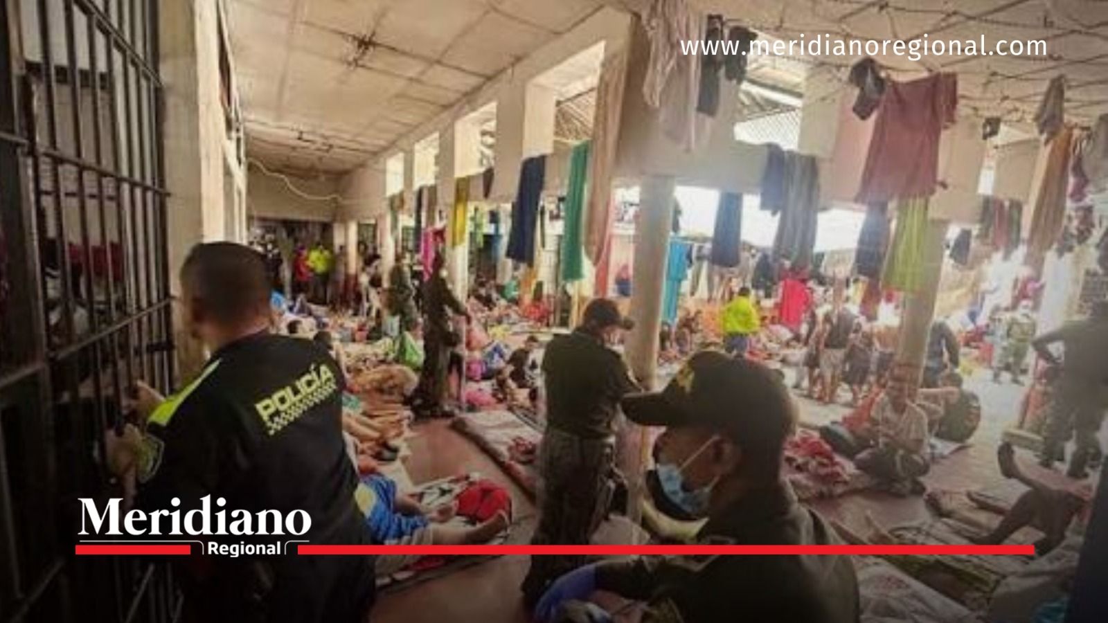 Uniformados inspeccionan las instalaciones de la carceleta Laura Valencia en Popayán durante operativo policial.