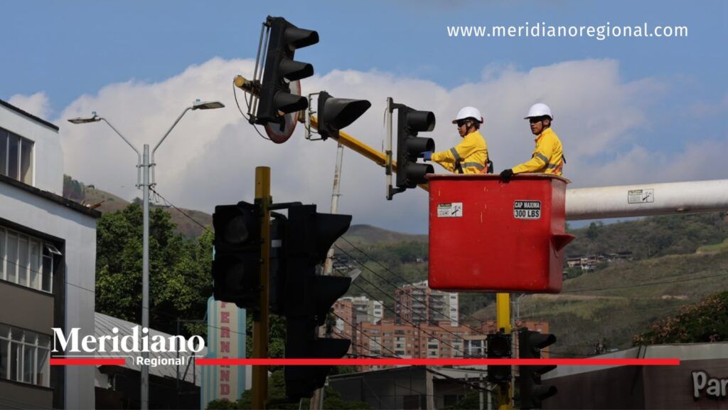 Operarios realizan mantenimiento de semáforos en Cali - Meridiano Regional Operarios realizan mantenimiento de semáforos para mejorar la movilidad en Cali.
