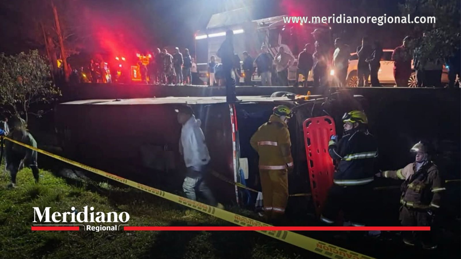 Bomberos y organismos de socorro atienden el volcamiento de un bus en la vía Panamericana en Timbío, Cauca.
